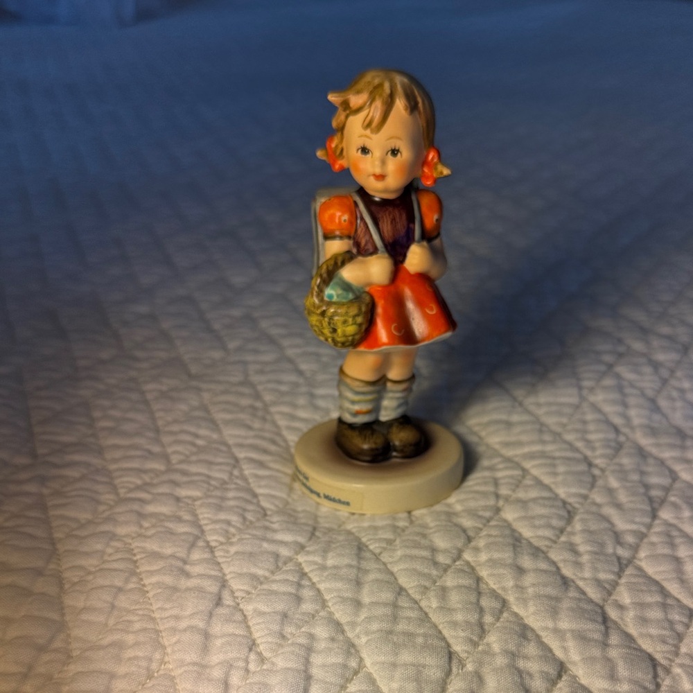 M. J. Hummel Goebel School Girl, Erster  Schulgang, Madchen